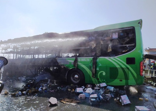 Xe khách cháy ngùn ngụt, cột khói bốc cao hàng chục mét - 1 Xe khách cháy ngùn ngụt, cột khói bốc cao hàng chục mét - 1
