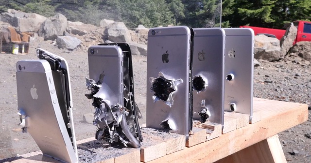Kinh ngạc iPhone 11 Pro Max bị đạn xuyên thủng vẫn hoạt động bình thường - 2