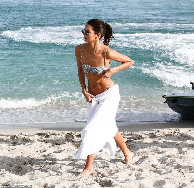 Kendall Jenner và Bella Hadid diện bikini nuột nà - 10 Kendall Jenner và Bella Hadid diện bikini nuột nà - 10