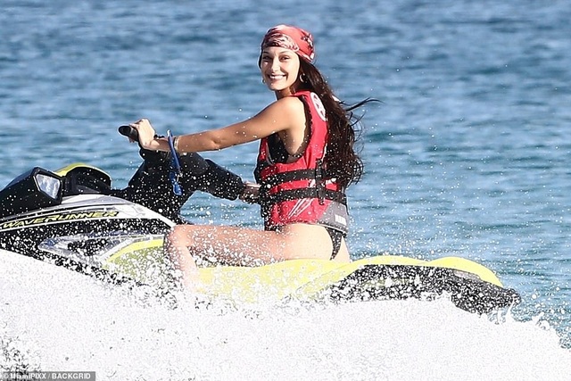 Kendall Jenner và Bella Hadid diện bikini nuột nà - 7 Kendall Jenner và Bella Hadid diện bikini nuột nà - 7