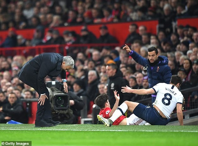 HLV Mourinho suýt gãy chân khi va chạm với cầu thủ Man Utd - 3