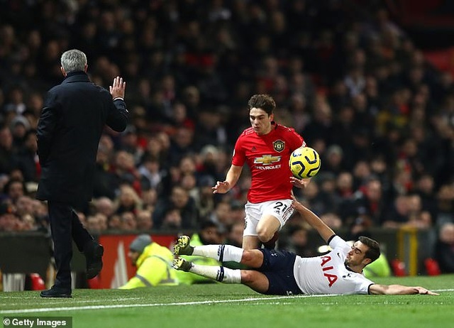 HLV Mourinho suýt gãy chân khi va chạm với cầu thủ Man Utd