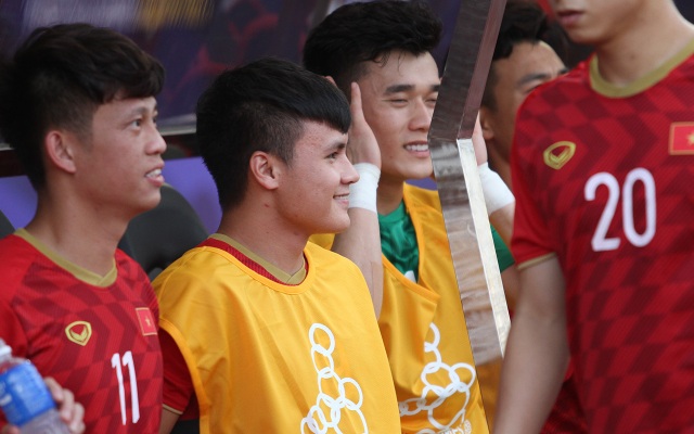 Quang Hải đăm chiêu nhìn đội nhà bị U22 Thái Lan dẫn bàn - 10