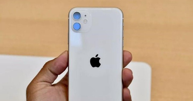 Sau 1 tháng lên kệ, iPhone 11 chính hãng giờ bán ra sao?