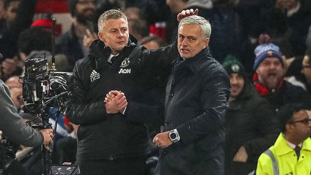 HLV Solskjaer gây sốc khi xoa đầu Mourinho sau chiến thắng