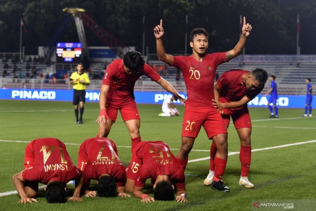 Thắng đậm U22 Lào, U22 Indonesia gặp Myanmar ở bán kết - 1