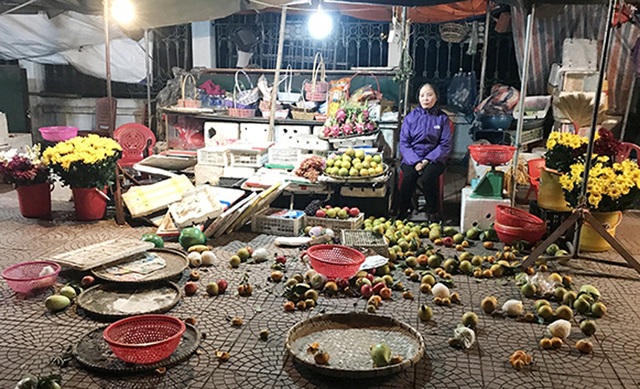 Mẹ bị phá sạp hoa quả vì con nợ 4 triệu đồng không trả? - 1 Mẹ bị phá sạp hoa quả vì con nợ 4 triệu đồng không trả? - 1