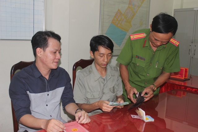 Bảo vệ dân phố trả lại ví tiền nhặt được cho người đánh rơi - 1 Bảo vệ dân phố trả lại ví tiền nhặt được cho người đánh rơi - 1