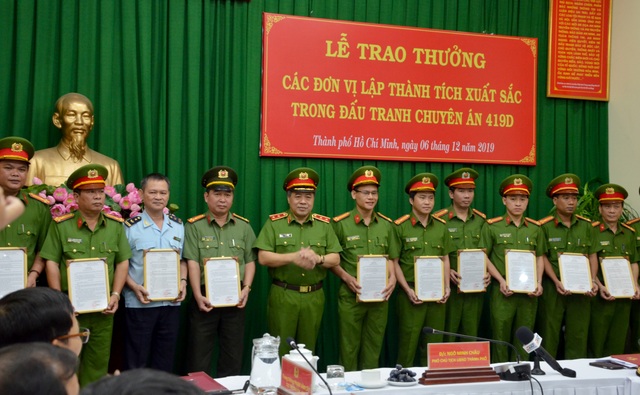Khen thưởng chuyên án phá đường dây hàng nghìn bánh heroin tại TPHCM - 3 Khen thưởng chuyên án phá đường dây hàng nghìn bánh heroin tại TPHCM - 3