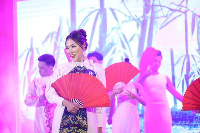 Nữ sinh Ngoại thương khoe sắc, khoe tài trong đêm thi đầy cảm xúc - 10 Nữ sinh Ngoại thương khoe sắc, khoe tài trong đêm thi đầy cảm xúc - 10