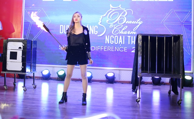 Nữ sinh Ngoại thương khoe sắc, khoe tài trong đêm thi đầy cảm xúc - 13 Nữ sinh Ngoại thương khoe sắc, khoe tài trong đêm thi đầy cảm xúc - 13