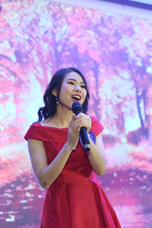 Nữ sinh Ngoại thương khoe sắc, khoe tài trong đêm thi đầy cảm xúc - 9 Nữ sinh Ngoại thương khoe sắc, khoe tài trong đêm thi đầy cảm xúc - 9