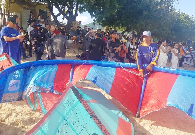 Du khách mãn nhãn với “bữa tiệc” ván diều trên biển Ninh Thuận - 3 Du khách mãn nhãn với “bữa tiệc” ván diều trên biển Ninh Thuận - 3