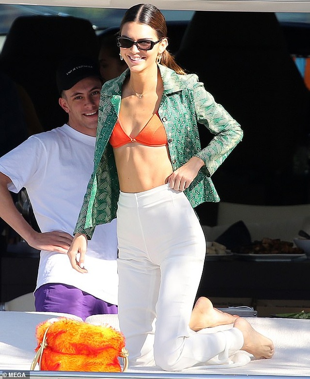 Kendall Jenner diện áo tắm trên du thuyền siêu sang - 4 Kendall Jenner diện áo tắm trên du thuyền siêu sang - 4