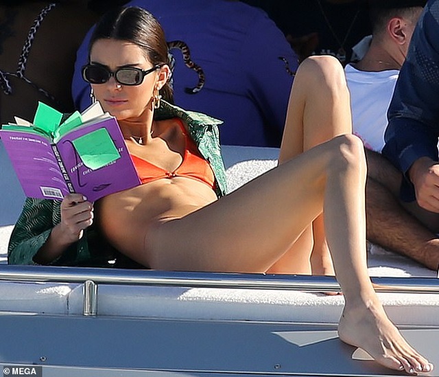 Kendall Jenner diện áo tắm trên du thuyền siêu sang - 6 Kendall Jenner diện áo tắm trên du thuyền siêu sang - 6