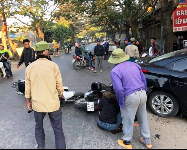 Ô tô đâm liên hoàn 3 xe máy, húc đổ tường, 2 người bị thương - 1 Ô tô đâm liên hoàn 3 xe máy, húc đổ tường, 2 người bị thương - 1