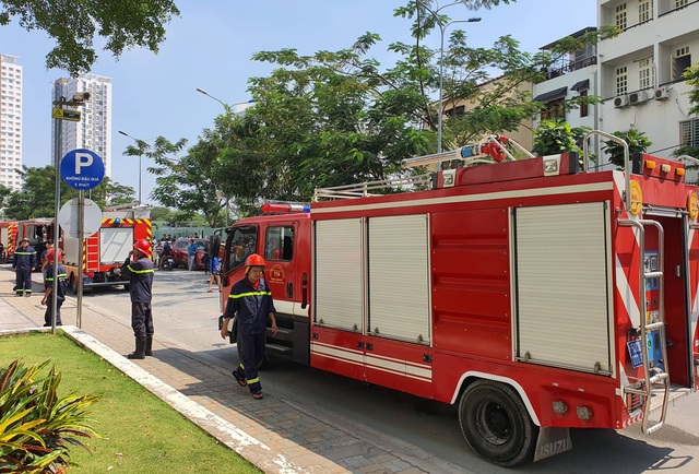 Cháy chung cư ở Sài Gòn, hàng trăm người tháo chạy giữa trưa - 2 Cháy chung cư ở Sài Gòn, hàng trăm người tháo chạy giữa trưa - 2