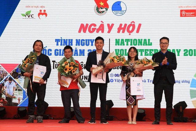 https://icdn.dantri.com.vn/thumb_w/640/2019/12/08/hon-1000-ban-tre-tham-gia-ngay-hoi-tinh-nguyen-quoc-gia-docx-1575817293945.jpeg