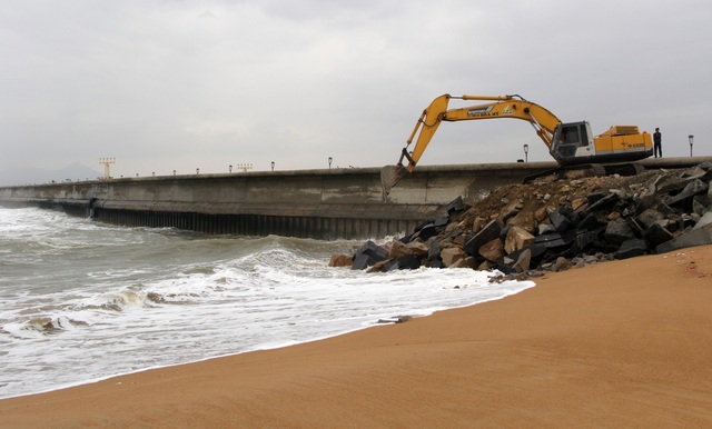 Kè biển bảo vệ sân bay Tuy Hòa bị uy hiếp - 1 Kè biển bảo vệ sân bay Tuy Hòa bị uy hiếp - 1