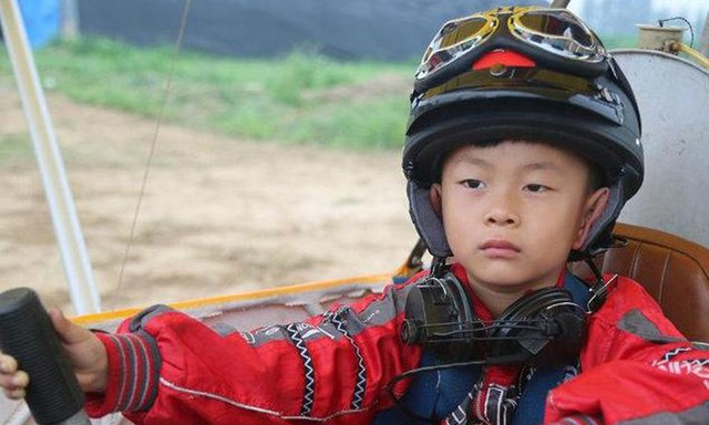 Ông bố bắt con 4 tuổi cởi trần chạy trong tuyết, tự chèo thuyền ra biển - 2 Ông bố bắt con 4 tuổi cởi trần chạy trong tuyết, tự chèo thuyền ra biển - 2