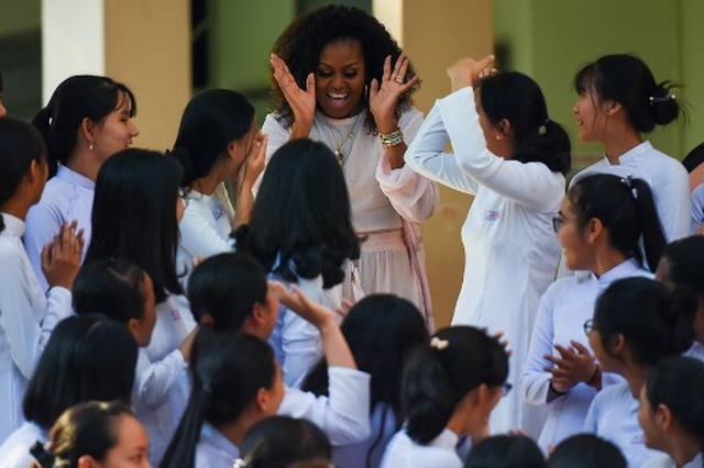 Bà Michelle Obama nhắn gửi nữ sinh Việt: Hãy theo đuổi ước mơ thông qua giáo dục - 2 Bà Michelle Obama nhắn gửi nữ sinh Việt: Hãy theo đuổi ước mơ thông qua giáo dục - 2