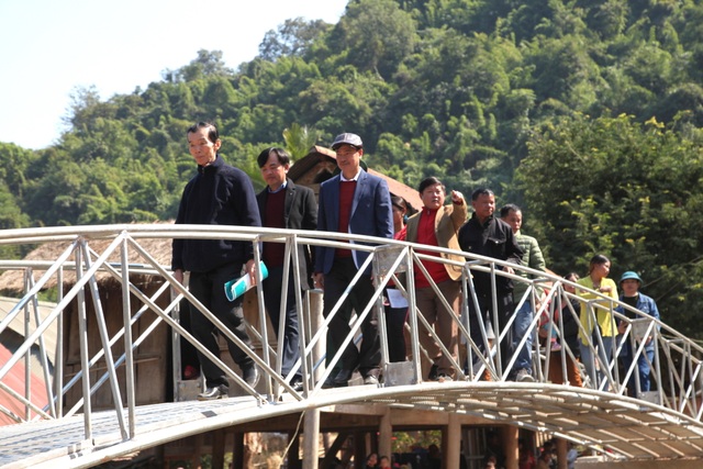 Khánh thành cây cầu mơ ước thứ 17, nâng bước chân bà con dân bản Na Kho - 12 Khánh thành cây cầu mơ ước thứ 17, nâng bước chân bà con dân bản Na Kho - 12