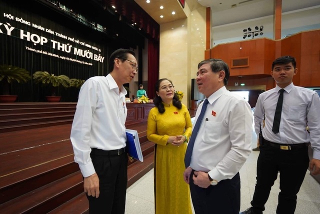 Chủ tịch TPHCM than thành phố thu 27% ngân sách cả nước, chi chỉ được... 4% - 2 Chủ tịch TPHCM than thành phố thu 27% ngân sách cả nước, chi chỉ được... 4% - 2