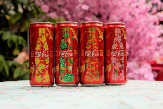 Coca-Cola khoác áo Tết: Hoa nở lộc đầy, bánh chưng tròn vẹn, kim quất sum vầy - 1 Coca-Cola khoác áo Tết: Hoa nở lộc đầy, bánh chưng tròn vẹn, kim quất sum vầy - 1