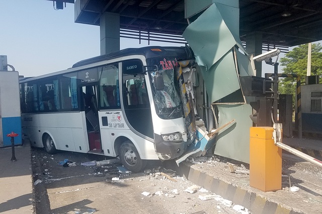 Xe khách tông nát 2 cabin trạm thu phí cao tốc TPHCM-Trung Lương - 1 Xe khách tông nát 2 cabin trạm thu phí cao tốc TPHCM-Trung Lương - 1