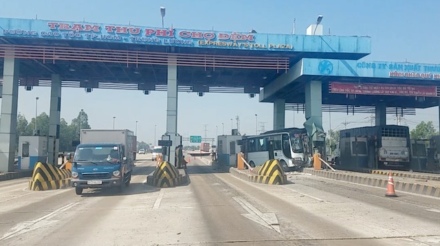 Xe khách tông nát 2 cabin trạm thu phí cao tốc TPHCM-Trung Lương - 2 Xe khách tông nát 2 cabin trạm thu phí cao tốc TPHCM-Trung Lương - 2