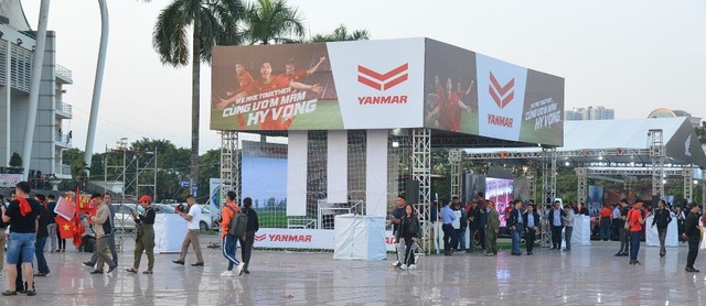 Yanmar mở gian hàng nhà tài trợ cổ vũ bóng đá trận đấu Việt Nam - Thái Lan - 2 Yanmar mở gian hàng nhà tài trợ cổ vũ bóng đá trận đấu Việt Nam - Thái Lan - 2
