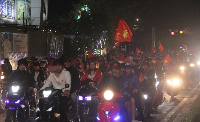 Hàng vạn người hâm mộ xuống đường mừng U22 Việt Nam vô địch SEA Games - 25 Hàng vạn người hâm mộ xuống đường mừng U22 Việt Nam vô địch SEA Games - 25