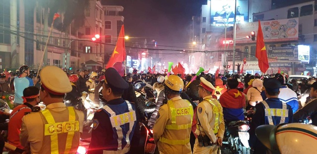 Hàng vạn người hâm mộ xuống đường mừng U22 Việt Nam vô địch SEA Games - 23