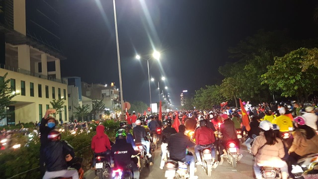 Hàng vạn người hâm mộ xuống đường mừng U22 Việt Nam vô địch SEA Games - 31 Hàng vạn người hâm mộ xuống đường mừng U22 Việt Nam vô địch SEA Games - 31
