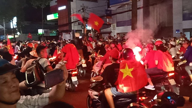 Hàng vạn người hâm mộ xuống đường mừng U22 Việt Nam vô địch SEA Games - 28 Hàng vạn người hâm mộ xuống đường mừng U22 Việt Nam vô địch SEA Games - 28
