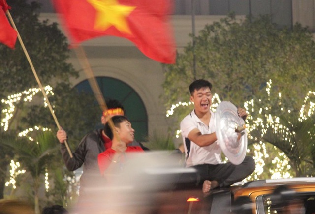 Hàng vạn người hâm mộ xuống đường mừng U22 Việt Nam vô địch SEA Games - 16 Hàng vạn người hâm mộ xuống đường mừng U22 Việt Nam vô địch SEA Games - 16