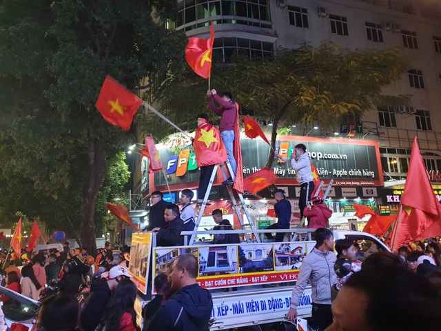 Hàng vạn người hâm mộ xuống đường mừng U22 Việt Nam vô địch SEA Games - 36 Hàng vạn người hâm mộ xuống đường mừng U22 Việt Nam vô địch SEA Games - 36