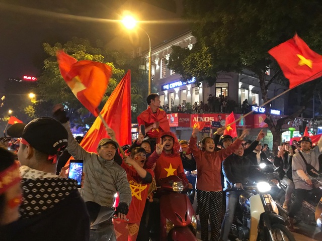 Hàng vạn người hâm mộ xuống đường mừng U22 Việt Nam vô địch SEA Games - 41 Hàng vạn người hâm mộ xuống đường mừng U22 Việt Nam vô địch SEA Games - 41
