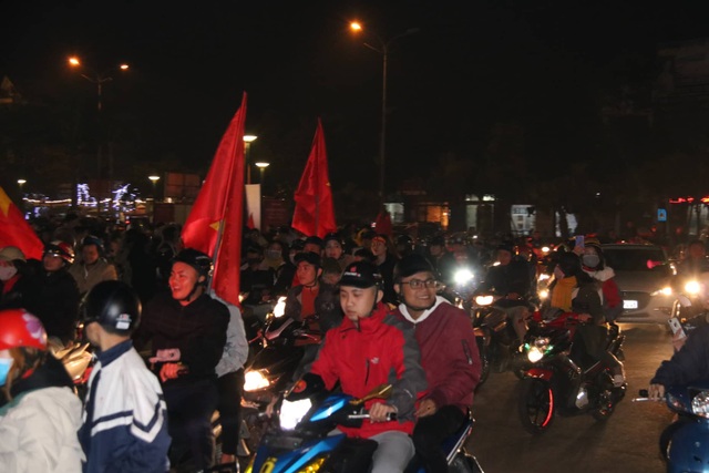 Hàng vạn người hâm mộ xuống đường mừng U22 Việt Nam vô địch SEA Games - 46 Hàng vạn người hâm mộ xuống đường mừng U22 Việt Nam vô địch SEA Games - 46