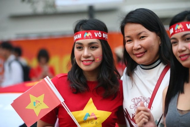 Cổ động viên Việt Nam hâm nóng bầu không khí tại sân Rizal Memorial - 12