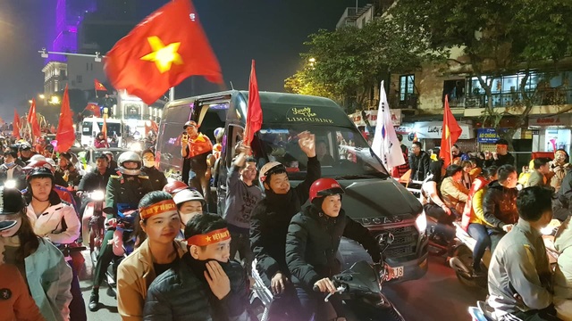 Hàng vạn người hâm mộ xuống đường mừng U22 Việt Nam vô địch SEA Games - 14 Hàng vạn người hâm mộ xuống đường mừng U22 Việt Nam vô địch SEA Games - 14