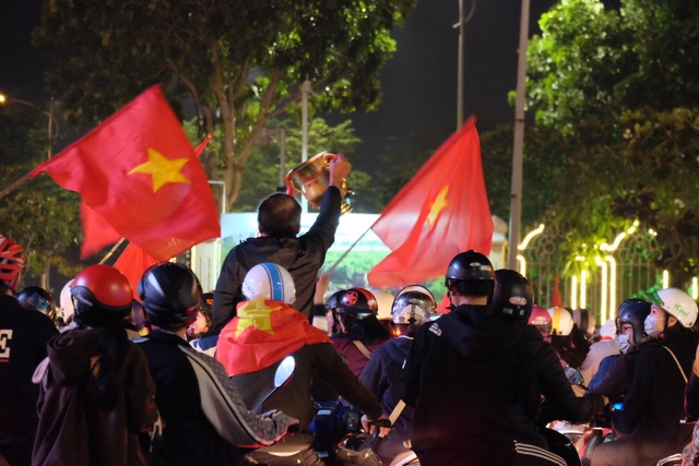 Hàng vạn người hâm mộ xuống đường mừng U22 Việt Nam vô địch SEA Games - 43