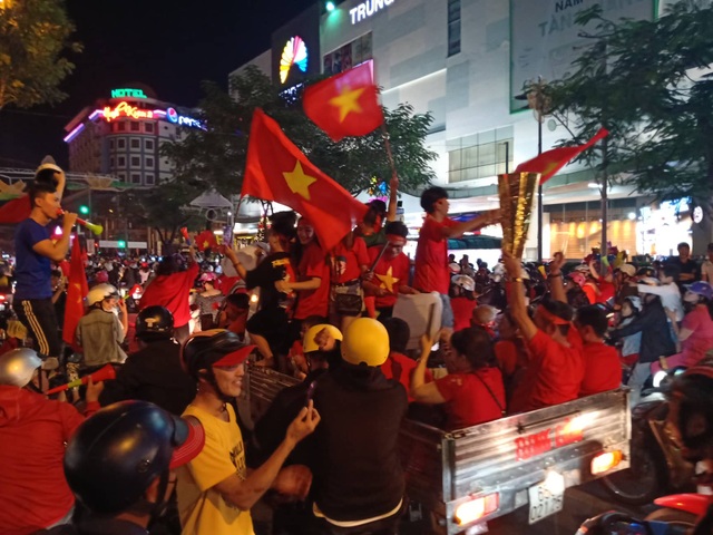 Hàng vạn người hâm mộ xuống đường mừng U22 Việt Nam vô địch SEA Games - 27
