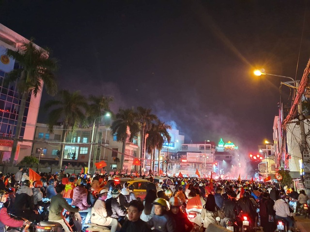 Hàng vạn người hâm mộ xuống đường mừng U22 Việt Nam vô địch SEA Games - 22 Hàng vạn người hâm mộ xuống đường mừng U22 Việt Nam vô địch SEA Games - 22