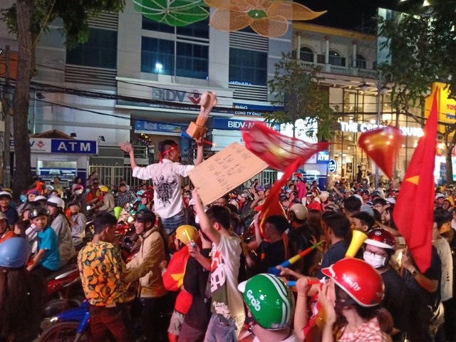 Hàng vạn người hâm mộ xuống đường mừng U22 Việt Nam vô địch SEA Games - 29 Hàng vạn người hâm mộ xuống đường mừng U22 Việt Nam vô địch SEA Games - 29