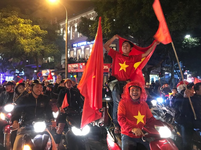 Hàng vạn người hâm mộ xuống đường mừng U22 Việt Nam vô địch SEA Games - 40 Hàng vạn người hâm mộ xuống đường mừng U22 Việt Nam vô địch SEA Games - 40