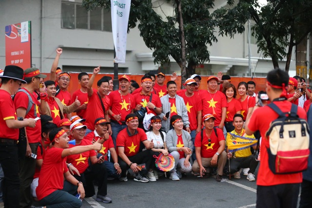 Cổ động viên Việt Nam hâm nóng bầu không khí tại sân Rizal Memorial - 2