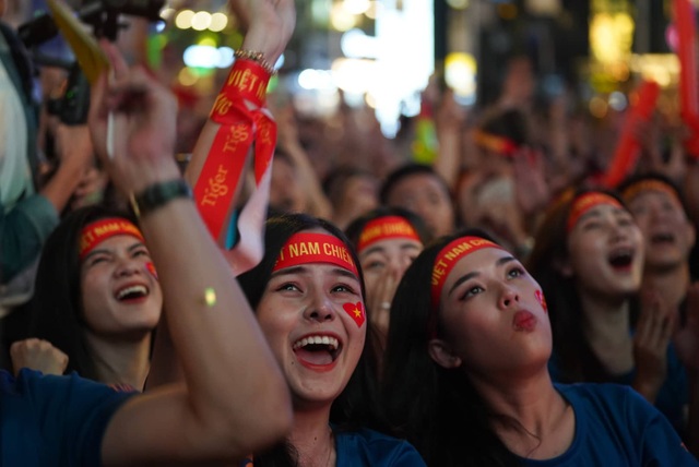 Vỡ òa với 3 bàn thắng của Văn Hậu, Hùng Dũng - 2 Vỡ òa với 3 bàn thắng của Văn Hậu, Hùng Dũng - 2