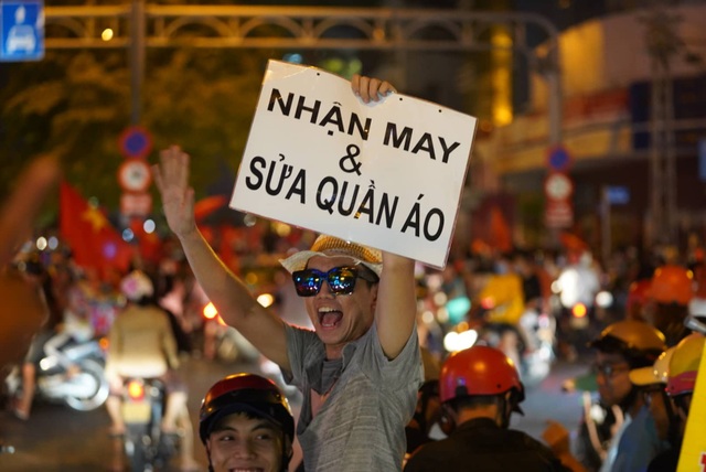Hàng vạn người hâm mộ xuống đường mừng U22 Việt Nam vô địch SEA Games - 7 Hàng vạn người hâm mộ xuống đường mừng U22 Việt Nam vô địch SEA Games - 7