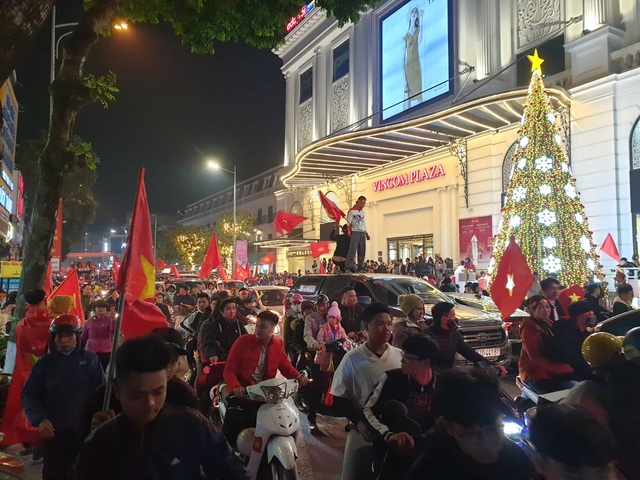 Hàng vạn người hâm mộ xuống đường mừng U22 Việt Nam vô địch SEA Games - 37 Hàng vạn người hâm mộ xuống đường mừng U22 Việt Nam vô địch SEA Games - 37